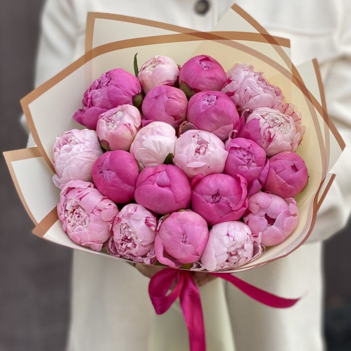 Розовый микс из 21 пиона